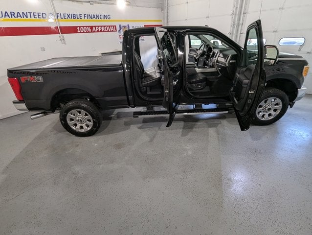 2017 Ford Super Duty F-350 SRW 6.2L 8 Cyl Lariat 4WD Crew Cab 8' Box