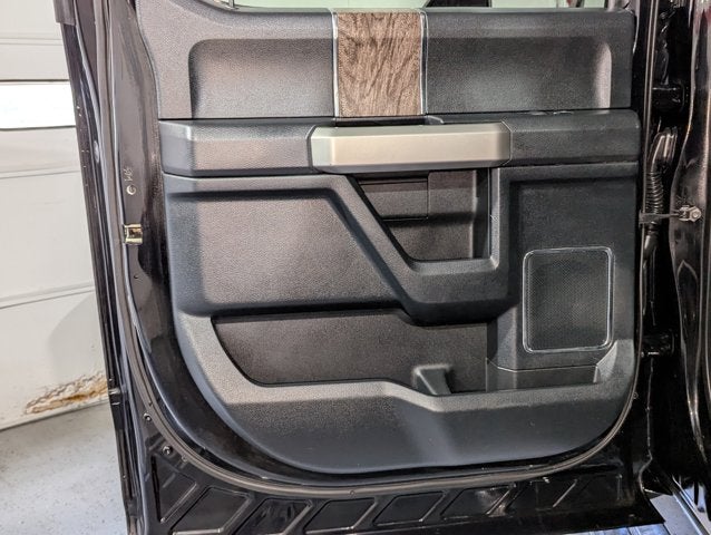 2017 Ford Super Duty F-350 SRW 6.2L 8 Cyl Lariat 4WD Crew Cab 8' Box