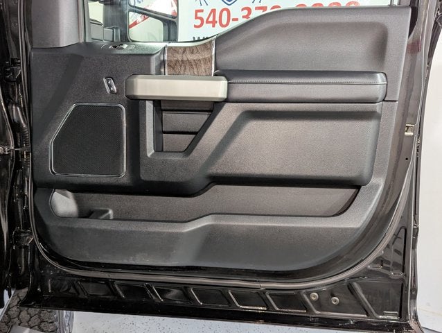 2017 Ford Super Duty F-350 SRW 6.2L 8 Cyl Lariat 4WD Crew Cab 8' Box