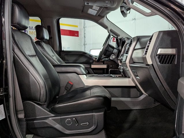 2017 Ford Super Duty F-350 SRW 6.2L 8 Cyl Lariat 4WD Crew Cab 8' Box