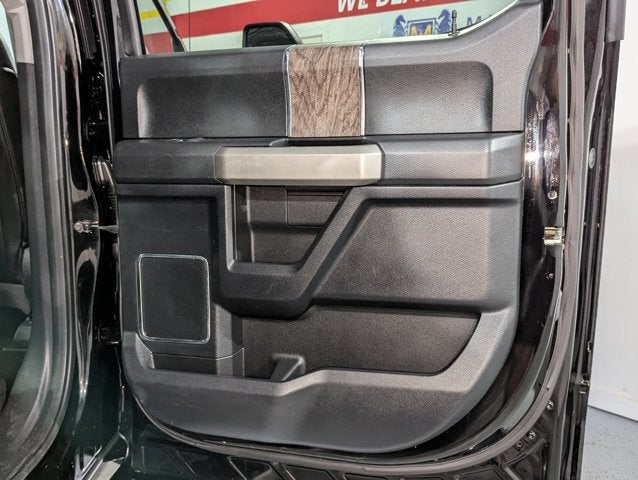 2017 Ford Super Duty F-350 SRW 6.2L 8 Cyl Lariat 4WD Crew Cab 8' Box