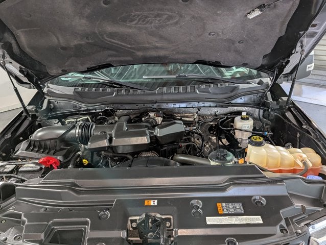 2017 Ford Super Duty F-350 SRW 6.2L 8 Cyl Lariat 4WD Crew Cab 8' Box