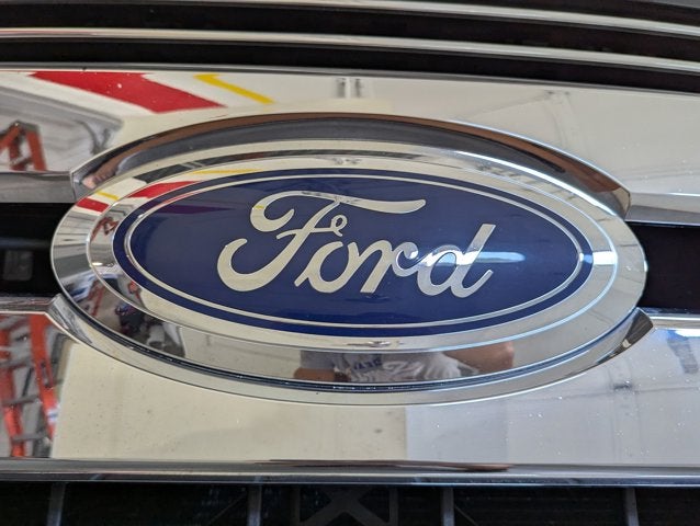 2017 Ford Super Duty F-350 SRW 6.2L 8 Cyl Lariat 4WD Crew Cab 8' Box