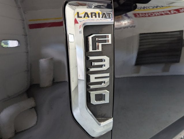 2017 Ford Super Duty F-350 SRW 6.2L 8 Cyl Lariat 4WD Crew Cab 8' Box