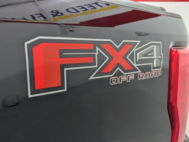 2017 Ford Super Duty F-350 SRW 6.2L 8 Cyl Lariat 4WD Crew Cab 8' Box