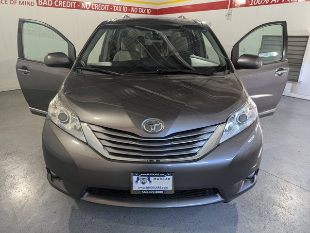 2017 Toyota Sienna 3.5L 6 Cyl XLE Premium FWD 8-Passenger