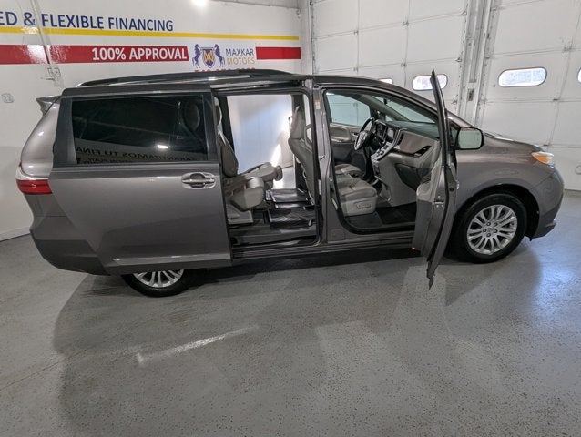 2017 Toyota Sienna 3.5L 6 Cyl XLE Premium FWD 8-Passenger