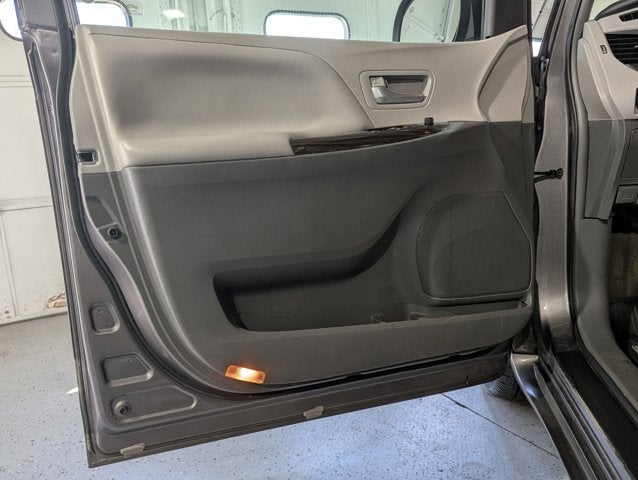 2017 Toyota Sienna 3.5L 6 Cyl XLE Premium FWD 8-Passenger