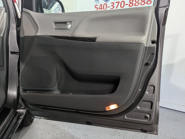 2017 Toyota Sienna 3.5L 6 Cyl XLE Premium FWD 8-Passenger